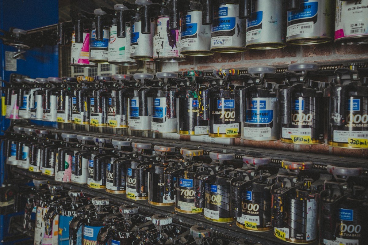 Estantería del laboratorio de color con decenas de tintas base para preparar cualquier fórmula